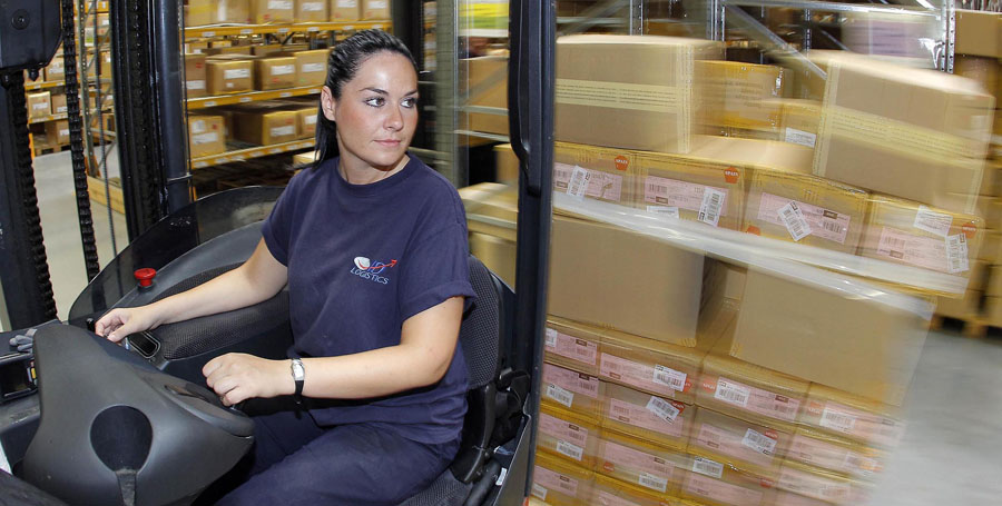 Carretillera trabajando en un almacén logístico