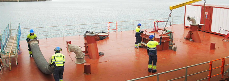 Barco cementero al servicio de BERGÉ