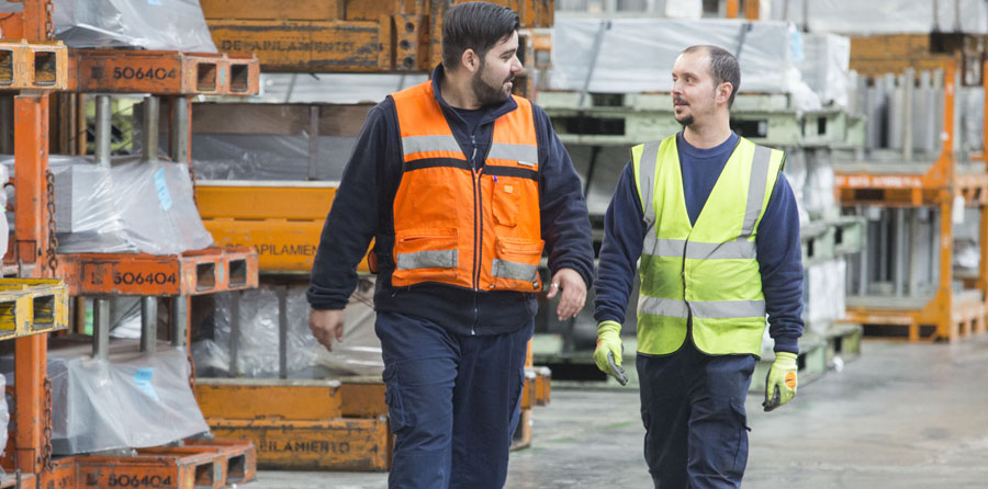 Trabajadores del sector logístico en el interior de un almacén