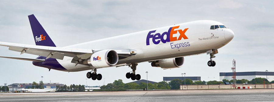 Avión de FedEx despegando del hub de Memphis