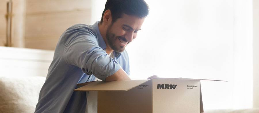 Usuario de MRW recibiendo un paquete