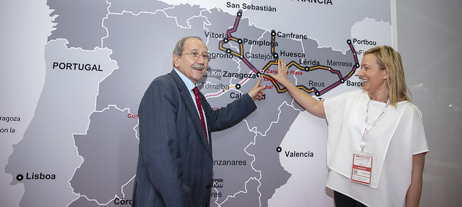 Francisco de la Fuente y Marta Gastón, en el stand de Aragón Plataforma Logística en el SIL