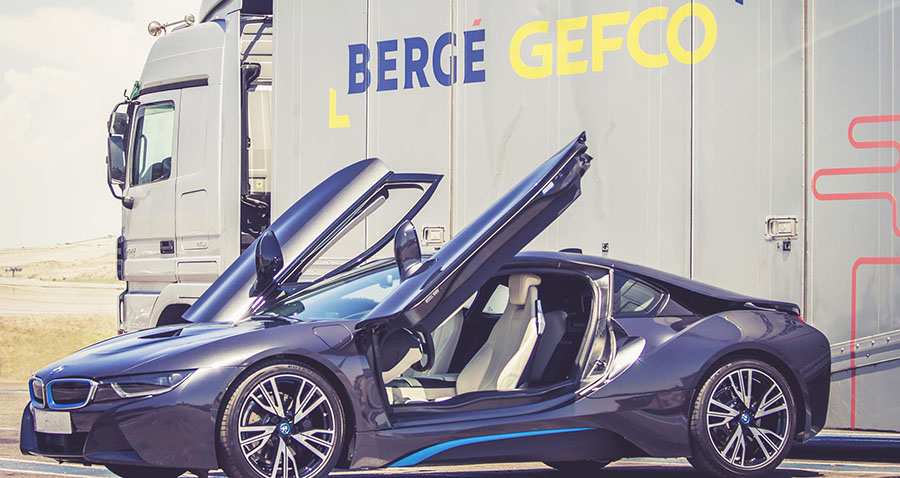 Coche BMW con un camión de la flota de BERGÉ