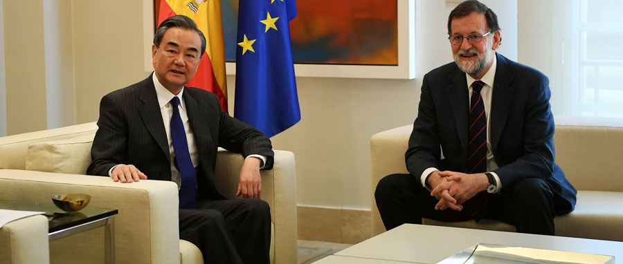 Wang Yi, ministro de Relaciones Exteriores de China y Mariano Rajoy, presidente del Gobierno español