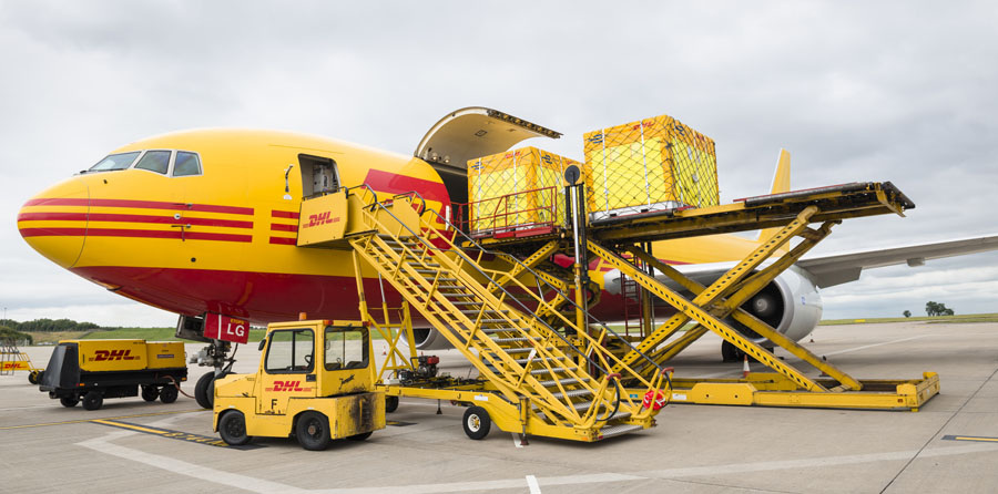 Avión DHL en aeropuerto Madrid-Barajas