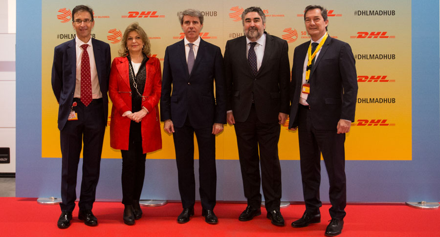 Representantes políticos en la inauguración del hub de DHL en el aeropuerto Madrid-Barjas