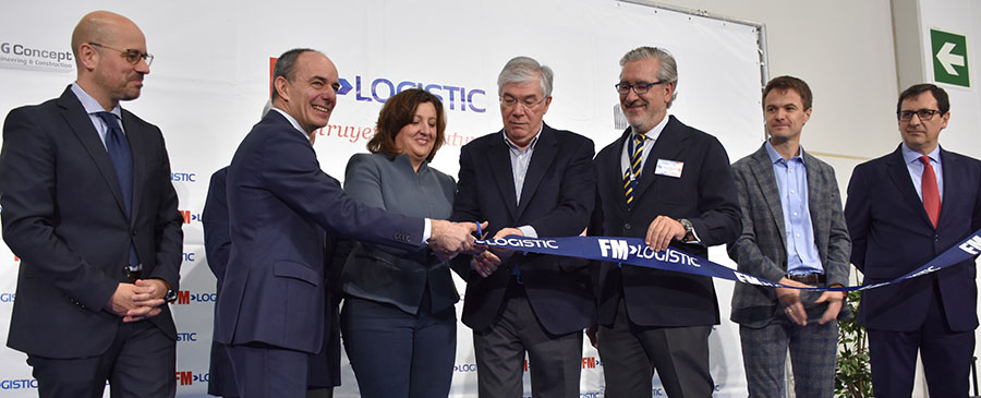 Autoridades cortan la cinta de inauguración de la ampliación de FM Logistic en Illescas