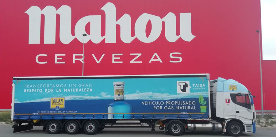 Camión transportando bebidas Mahou 