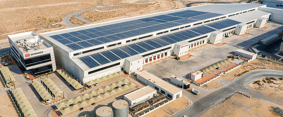Centro logístico de DB Schenker en Dubái, con el techo cubierto por paneles solares