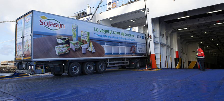 camión subiendo a un barco