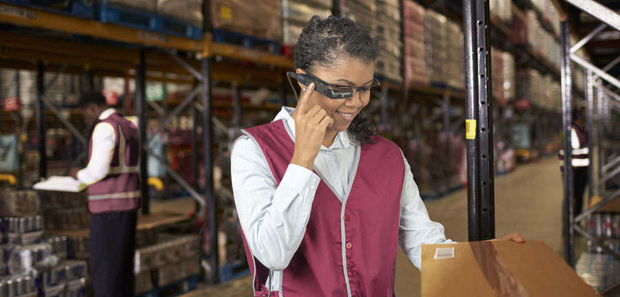 Operaria de almacén utilizando gafas inteligentes